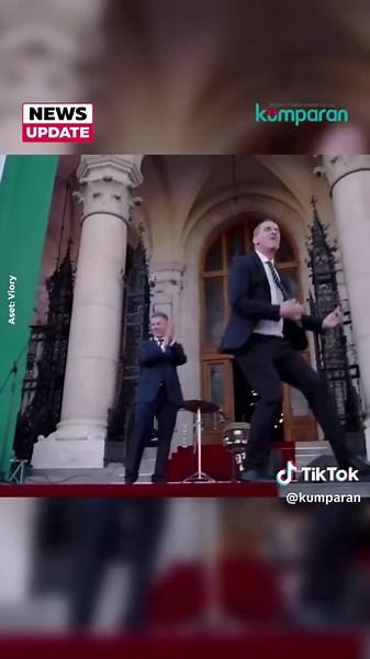 Calon Menteri Kesehatan Hungaria, Zsolt Hegedus, viral usai tampil menari di depan ribuan pendukung saat perayaan pelantikan Perdana Menteri baru Peter Magyar di Budapest, Sabtu (9/5). Hegedus yang berprofesi sebagai dokter bedah ortopedi itu kembali mencuri perhatian publik setelah berjoget di tangga gedung parlemen, aksi yang membuatnya dijuluki “Dancing Politician” sejak kampanye oposisi pada April lalu, meski ia mengaku memang sudah suka menari sejak masa kuliah. Pelantikan Magyar menandai b
