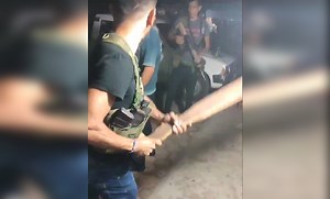 Video: presuntos narcos castigan a tablazos a policía de Petatlán