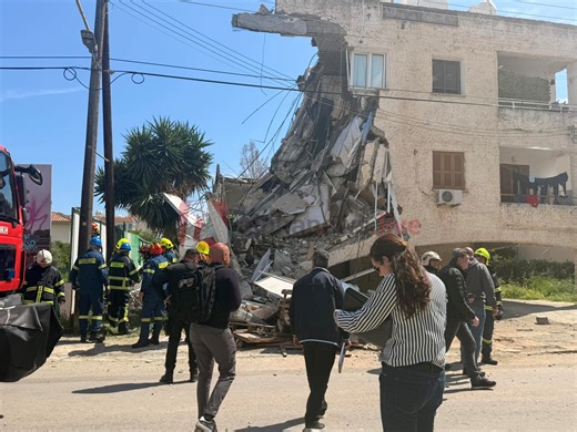 Βίντεο και φωτογραφίες από την πολυκατοικία που κατέρρευσε στη Γερμασόγεια, στο σημείο και ασθενοφόρα | AlphaNews