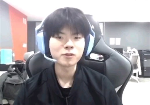 Deft：跟宙斯蒙多单挑时，身边有三个T1的ID，害怕