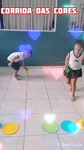 Recreação vespertino :JDll e lll. Tia Aline. O objetivo do jogo Corrida das Cores é organizar o copo em ordem no círculo colorido. É um jogo que estimula a memória visual, a rapidez de raciocínio e a habilidade motora. | Colégio Sapiência