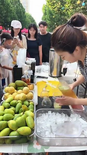 Make lemonade with ice cubes for sale to make money