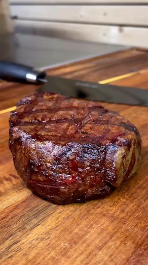 🔥 Når hvidløgssmørret smelter… og du ved, det her bliver en god aften! Se den her bøf – perfekt stegt, saftig og toppet med vores hjemmelavede hvidløgssmør 🥩🧄 Men vi er nysgerrige… 👉 Hvordan kan DU bedst lide din bøf? 🔴 Rød 🟠 Medium 🟢 Gennemstegt Skriv din favorit i kommentaren – vi lover ikke at dømme 😉 #FerdinandsBøfHus #SteakTime #RingstedSpiserGodt | Ferdinands Bøfhus
