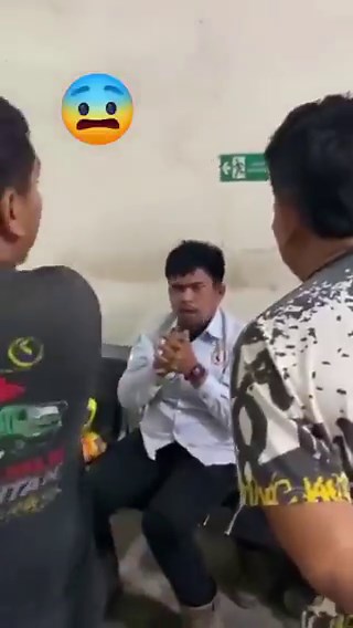 Video Pengeroyokan Karyawan di Lingkungan Kerja, Korban Tak Berdaya Dihujani Pukulan​NASIONAL – Sebuah video singkat yang memperlihatkan aksi kekerasan di area yang diduga merupakan lingkungan sebuah perusahaan mendadak viral di media sosial. Dalam video berdurasi kurang dari satu menit tersebut, seorang pria berseragam kerja tampak menjadi sasaran pengeroyokan oleh beberapa orang pria lainnya.​Dalam rekaman yang beredar, korban yang mengenakan kemeja putih dengan aksen abu-abu dan celana hitam