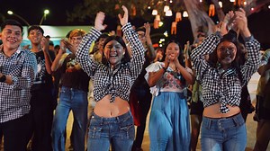 Arreando la mula · Somos X (Suena la guitarra) | Videos Musicales