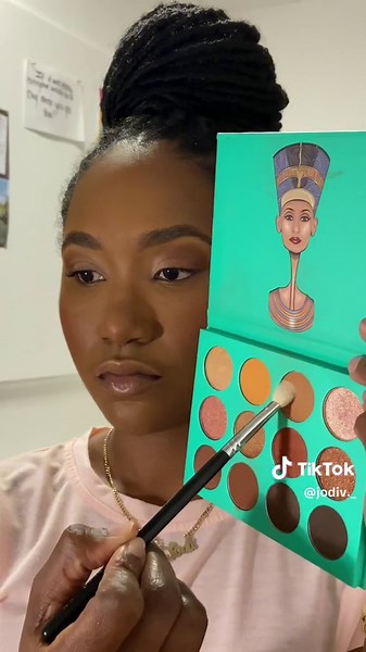 Lets get into this eye look✨😍 #makeup #makeuptutorial #eyeshadow #eyeshadowtutorial #simpleeyemakeup #juviasplace #morphe #morphejaclynhillpallete #plouise #lancome #lashes