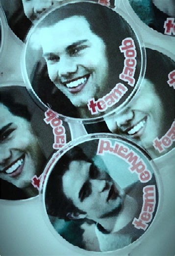 Twilight DIY Vampire Buttons — Easy Birthday Gift Idea