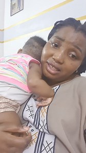 Je ne dois la chanson à personne si oui au bébé 🤣 Même la BONNE voix il n y'a pas en plus de ne metrise même pas la chanson mais je suis obligée de chanter éeeehh ‼️. C'EST CAPITAL DE CONNAÎTRE SON DIALECTE ET APPRENDRE AUSSI AUX ENFANTS. C'est à dire que les travaux sont départagés. 🔹️Moi je chante pour elle elle (il était 1h pendant que les gens dorment je veille en chantant )😢. 🔹️Son pere et son grand frère se baladent avec elle 🔹️ ses 2 grandes sœurs jouent avec elle. C'est une princess