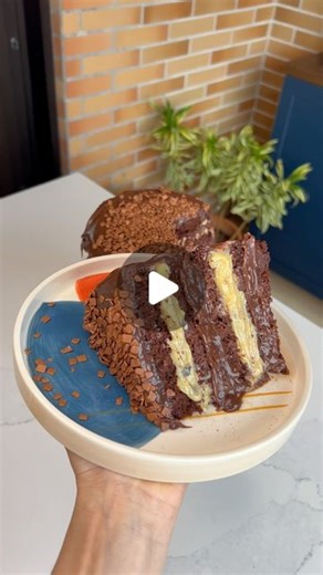 Ju Ferraz on Instagram: "BOLO DE BRIGADEIRO COM MARACUJÁ era o que faltava para o seu dia ficar perfeito! Acertei? GENTE TO APAIXONADAAAAA nessa receita! Que bolo perfeito! Molhadinho, doce na medida certa, sabores que se complementam.... eu to falando sério quando digo que comeria todos os dias hahahaahahahaha agora sem mais delongas, vamos para a receita? LET’S GO! Bolo de brigadeiro com maracujá Para a massa 4 ovos 1 e 1/2 xíc. de açúcar 1/3 xíc. de óleo 1 xíc. de água quente 2 xíc. de farinh