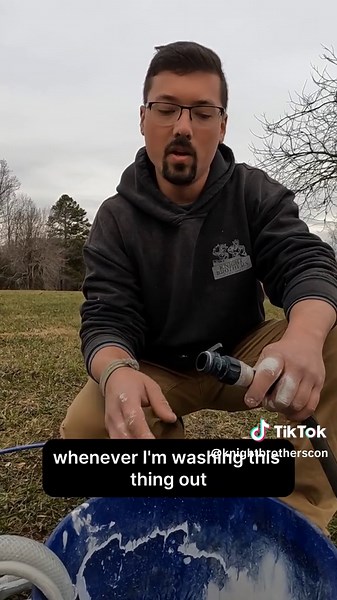 Cleaning the Graco Magnum x5 paint sprayer. #cleaning #paintsprayer #howto #diy #knightbrothersconstruction