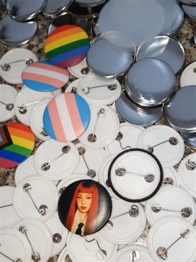 Create Stunning Button Pins for Your Collection