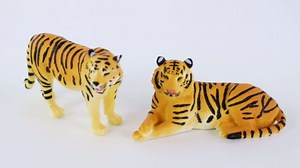 Terra by Battat Tiger Family Animal Figures, 4-Piece Safari Set, Animals | Plastic tiger family with 2 adult tigers and 2 tiger cubs that stand on their own paws for zoo, jungle, and safari, 3+ Years