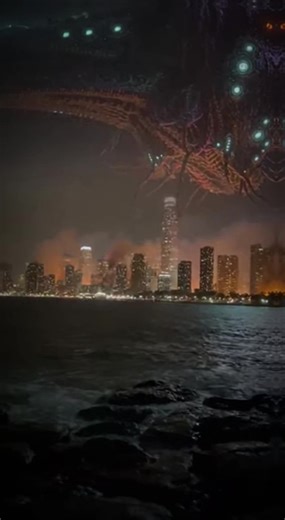 Impactante video testigo graba el momento en que una nave alienígena arrasa la ciudad #viralvideoシ #viralpost2025シ #fblifestyletyle #Exploración #metrajerecuperado #misterio #Impactante #increíble #findelmundo #monday #tiktokshop #parati #aliens #novacriatura #antiguo #paratiiiiiiiiiiiiiiiiiiiiiiiiiiiiiii #alien #nacholacriatura #luna #viralreelsシ