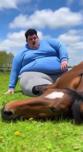 Gordo destruye al caballo 😱🤣 (IA FAIL)