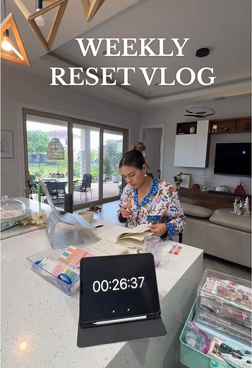 NEW YEAR WEEKLY RESET🕺🏻🫧🧺✍🏽📒 who’s ready for 2025?? journal: @Offline Humans 🧚🏽 other products: @Skylight Frame @Pledge @Swiffer @Nourished3 - Skin Gut Brain @Clorox @Scrub Daddy @Lysol US #cleaning #cleaningtiktok #sundayreset #asmrcleaning #cleantok #cleanwithme #organization #organizedhome #weeklyreset #resetwithme #minivlog #dayinmylife #asmr #lifestyle