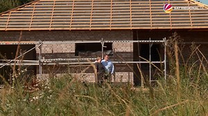 180K views · 244 reactions | Ein eigenes Haus bauen? Davon träumt so manche:r, aber für diesen Traum scheint gerade eine ungünstige Zeit zu sein. Kredite werden wegen höherer Zinsen immer teurer, die Kosten für Materialien explodieren, die Baukosten steigen immer weiter und Finanzierungen scheitern. In Nortorf im Kreis Rendsburg-Eckernförde zum Beispiel sind viele Grundstücke im Neubaugebiet verkauft. Einen Baufortschritt gibt es aber nicht zu sehen. | 17:30 SAT.1 REGIONAL | Facebook