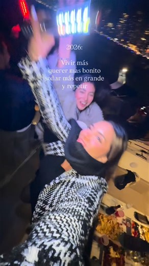 Laura Buitrago on Instagram: "🪄🧡 que este 2026 te llene la vida de los momentos más hermosos, las personas más increíble pero sobre todo te llene más de ti 🌅 gracias por acompañarme un año más por aquí, los amo mucho Te amo bestie @anamacdowall gracias por todo lo que vivimos y las aventuras que vienen 🧡"