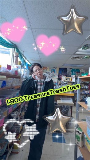 We have all the things to make your own oven mitts, the cutest embroidered pillowcases and napkins, and last, but not least: a bonker. Xoxo See you soon! #artsandscraps #detroitnonprofit #detroitteachers #supportdetroit #creatingfunwithcastoffs | Arts & Scraps