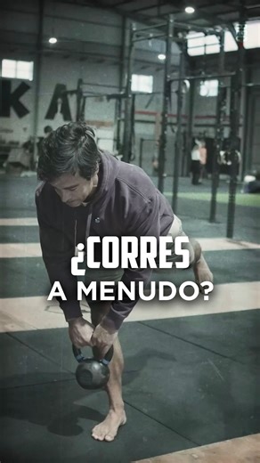 Carlos Toledo Moreno on Instagram: "🏃‍♀️ ¿Corres a menudo? Esto te interesa — sobre todo si lo único que haces es correr. Hay ejercicios con kettlebell que te ayudan a rendir mejor, prevenir lesiones y sentirte más fuerte en cada zancada 👇 💪 Peso muerto a una pierna con cambio de mano Activa isquios, glúteo medio y core. Más equilibrio y eficiencia. 🦵 Step down lento con kettlebell Clave para proteger tus rodillas: control excéntrico del cuádriceps + activación de glúteo y zona media. 🔥 Cle