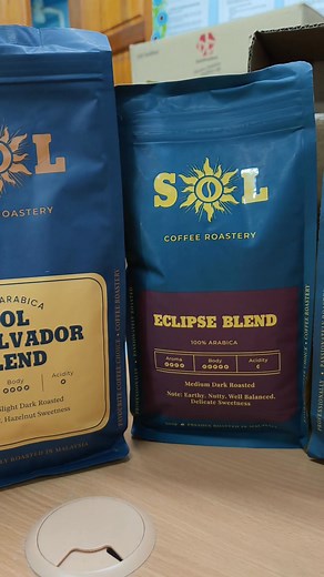 最近试了 SOL 的几款中深烘咖啡豆，每一款都各有特色，简直是选择困难症的福音啊！ 1. 🔥 想来点“猛药”？ 选 Sunshine Blend！超级浓厚的 Body 💪，一入口就是浓郁的 巧克力 🍫 和 焦糖 🍮 香，超适合做冰咖啡 🧊 或意式浓缩！ 2. 🤯 追求风味上的惊喜？ 选 Eclipse Blend！独特的 “大地风味” 🌿 带来更复杂的口感，风味非常均衡，值得细细品味。 3. 😌 喜欢经典不出错？ 选 SOL El Salvador Blend！坚果 🌰 可可 调性，温和的甜感，是每天都能喝的舒服味道。 你最想尝试哪一款呢? #咖啡 #咖啡豆 #手冲咖啡 #SOL #CoffeeOfTheDay #咖啡爱好者 | Patrick Hou