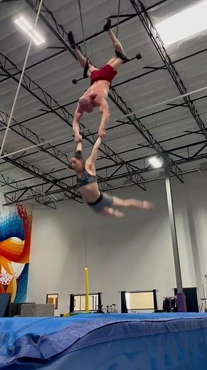 Acrobats Perform Insane Tricks on Trapeze - 1294978