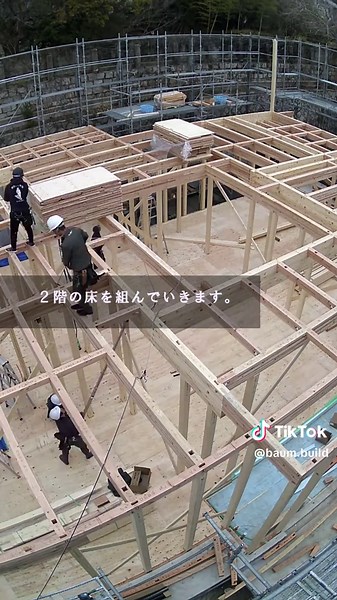 中規模木造建築【施工3日目】 2階床を組みます。 雨予報の前はしっかり保護をして帰ります！ #建て方 #建築 #大工 #鳶職 #バウムビルド #タイムラプス