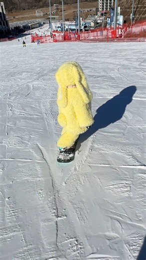Mr.Wang on Instagram: "The little Minion looks so cool touching the snow! #CuteKidsSkiingAreSoCool #Snowboarding"