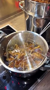 🇲🇦Chebakia maison 😋❤️ Impossible d’imaginer le Ramadan sans chebakia ! Voici la recette complète en vidéo pour la réussir à coup sûr 🤍 Ingrédients 500 g de farine 1 bol d’amandes grillées et moulues 1/2 bol de graines de sésame grillées et moulues 1 œuf 1/2 bol d’huile 1/2 bol de beurre fondu (smen ou beurre) 2 càs de vinaigre 2 càs d’eau de fleur d’oranger 1 càc d’anis moulu 1 càc de cannelle 1/2 càc de curcuma (ou safran)1 pincée de sel 1 sachet de levure chimique Eau tiède pour rassembler