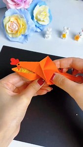 This origami chick that can actually cook is so cute, I'm afraid you won't be able to stop playing with it! #origami #howto #papercraft | People Crafts