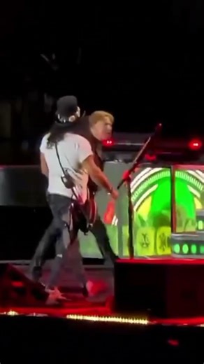 Axl Rose perdió el control en un concierto | SoyAlexanderGh