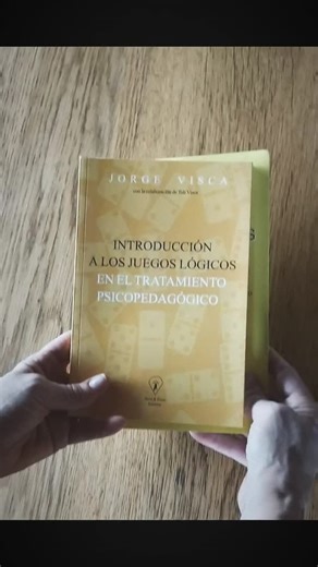 Considerando que aprendemos jugando, el objetivo de pensar en juegos lógicos es el de aprender a construir lógicas jugando. La lógica se construye y es un elemento básico para el desarrollo de la inteligencia. En los años preescolares la lógica esta de modo incipiente y es llamada prelógica, el pensamiento es traductivo. En los años escolares básico la lógica se construye y se manifiesta de modo inductivo, en los años escolares secundarios la lógica es solidaria a la construcción matemática y se