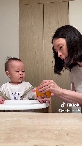 Baby's First Orange: Heartwarming Reaction and Tasty Experience