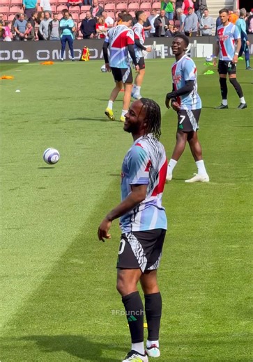 Did Sterling just beats Saka in first touch challenge! ⚽️😝 #football #soccer #sterling #saka #arsenalfc