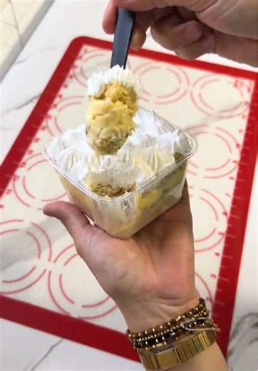 She didn’t build a dessert brand. She built a system. One large sheet cake → multiple portions → predictable profit. This is how small food ideas turn into scalable businesses. Stop thinking product. Start thinking process. Save this if you want smarter business ideas. #businessidea