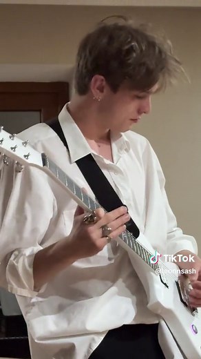 leonsash (@leonnsash) - Masego FKJ - Tadow | Guitar Cover