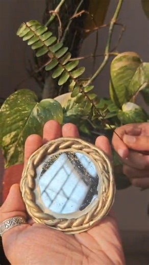 Transforming mirror into aesthetic gold mirror 🪞 ✨️ #art #craftwork #diy #crafting #makeoverideas