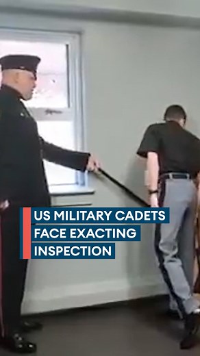 Stand by your beds! Ex-Welsh Guardsman Sgt Major William Mott gives US cadets a room inspection, to British standards. Watch the decorated former British Army warrant officer in action 📺 #BFBSForcesNews #News #Military #US #Army #WelshGuards #Cadets #ValleyForge | Forces News