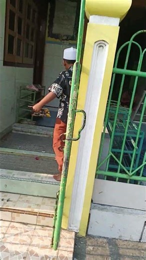 nih viralin bocil ini guys ,dia lempar sendal ke kepala orang!!!