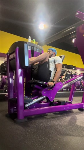 So I’ve made this superset happen right after. I normally prefer to linear press but we hitting the seated today. We adding core for a lil extra spice. I felt everything lol 😫🦵🏾🔥. #seatedlegpress#quadwork#abdominalcrunches#corestrtrengthening#superset