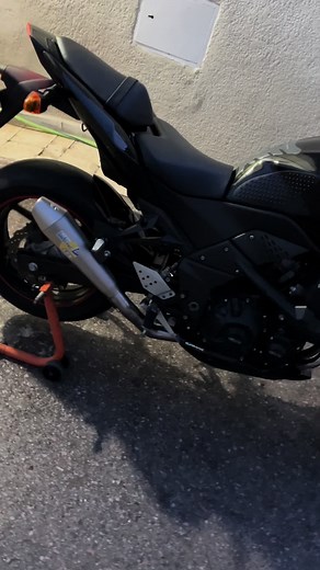 Kawasaki Z750: Saber Pilot's SBK Experience with Leovince