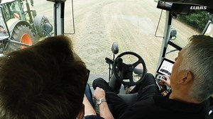 The CAM PILOT assumes the steering of the JAGUAR forage harvester in combination with the CLAAS PICK UP head. The windrow is detected in three dimensions from a camera with two lenses. The steering axle responds to the steering commands interpreted by the camera for harvesting of up to 9.3 mph (15 km/h) and a more loss free harvest! 🙌 | CLAAS