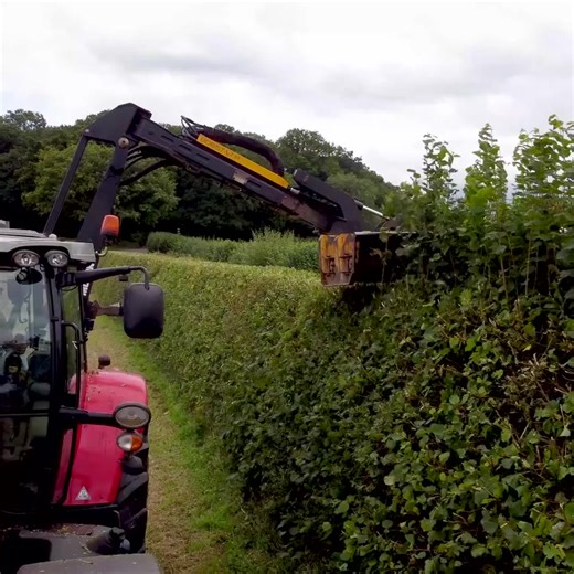 Increase output, save time and reduce wheelings with a McConnel TwinCut flailhead 👍 Available in 1.2m or 1.5m cutting width. Contact your McConnel dealer for details - https://www.mcconnel.ie/dealer-locator/ #McConnel #PowerArm #TwinCut #flailhead #hedgecutting #hedgetrimming | McConnel Ireland