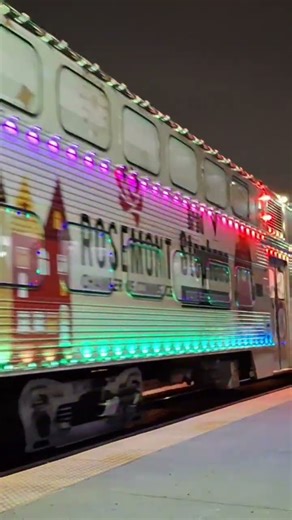 ONP Holiday train arrives in Lombard on UP-W 53. (12/10/2025)