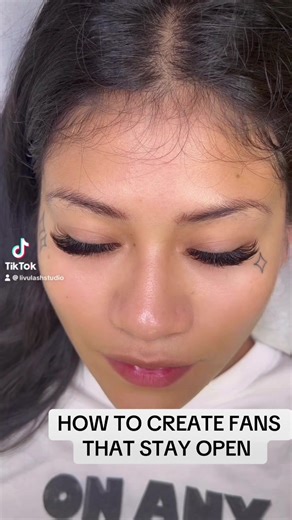 Our online course teaches you 4 different fan making techniques that allow you to create sets like this 👆🏻🤓! And it is on sale for $69.99 ! Link in bio 😘! #lashcourse#lasheducation#lashtips#lashtutorial#wispylashes