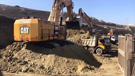 大型挖掘机工作视频，挖土装车施工表演