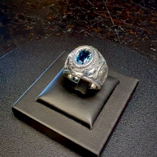 Gianluca è rock!💙 Rockabilly in argento e topazio london blue! @velvetandpasta .. #manuelbozzi #argento925 #sterlingsilverjewelry #fattoamano #jewelry #jewels #jewel #gemstone #bling #instajewelry #jewelrygram #handmadeinitaly #sterlingsilver #gioielli #madeinitaly #rockabilly #londonbluetopaz | Manuel Bozzi Jewels