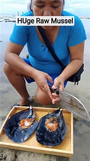 Eating a HUGE Raw Mussel Right on the Beach 🦪