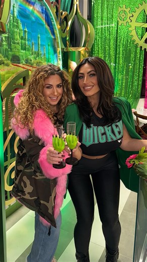 TRACY DiMARCO ✨ on Instagram: "step into the spellbinding world of @calandrasbakery’s “WICKEDLY DELICIOUS” pop-up experience in Fairfield, NJ (open til JANUARY) 🩷💚 enjoy a wicked themed TEA TIME experience including pink & green welcome drinks, a delicious breakfast basket, pink & green tiered Italian pastries, fresh finger sandwiches & a large selection of delicious hot tea! 🩷💚 all for $75 (gratuity included) —-> THE PHOTO OPPERTUNITIES itself IS WORTH YOUR VISIT!"