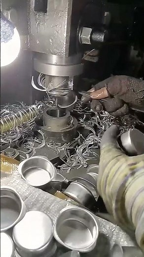 Stamping process of stainless steel cups