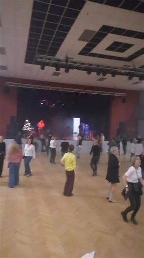 Kateřina Ševidová - official zpěvačka on Instagram: "⸻ Skupina Keks @kapela_keks odehrála nádherný koncert v Kulturním domě v Benešově na Karlově a atmosféra byla úžasná! 🎶✨ Po koncertě následovala skvělá afterparty a mám obrovskou radost, že tam zazněla i moje píseň Samba Boky Ráj. Je to krásný pocit slyšet, že na takovéhle akci zahráli píseň Kateřiny Ševidové. 😂😂Moc děkuji! ❤️ @eva_halova @djhroch @kapela_keks Hudba: @lesekwronka Text: @petrsiska.official Arrange/Studio: @kopeckyz #foryou #